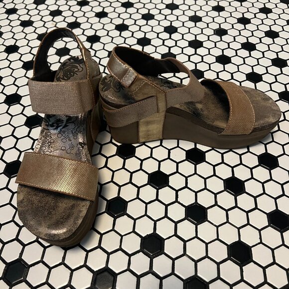 OTBT Bushnell Wedge Sandals - Gold Metallic - 7.5 - Picture 3 of 8